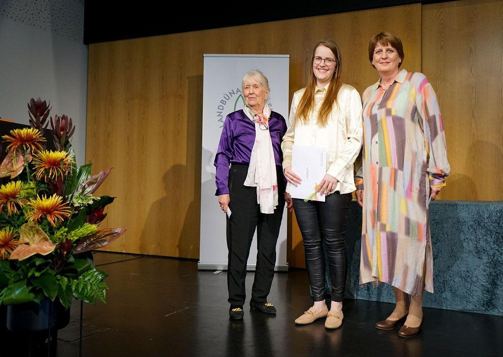 Úthlutun úr sjóðnum fór fram við brautskráningu Landbúnaðarháskóla Íslands í byrjun júní 2023. Geirlaug, Ástrós og Ragnheiður við úthlutun.